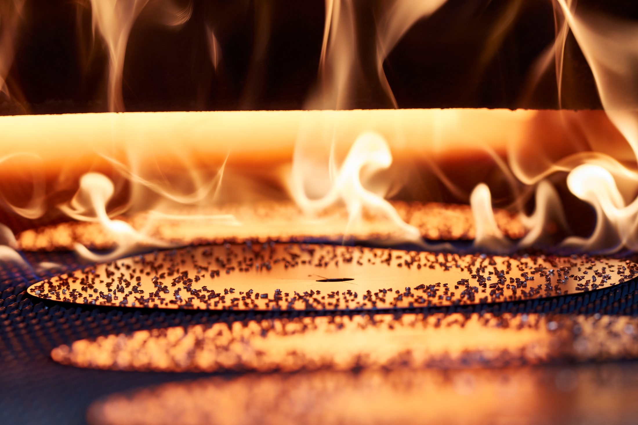 Flammlöten einer Scheibe — Detail aus der Fertigung bei Harnischmacher