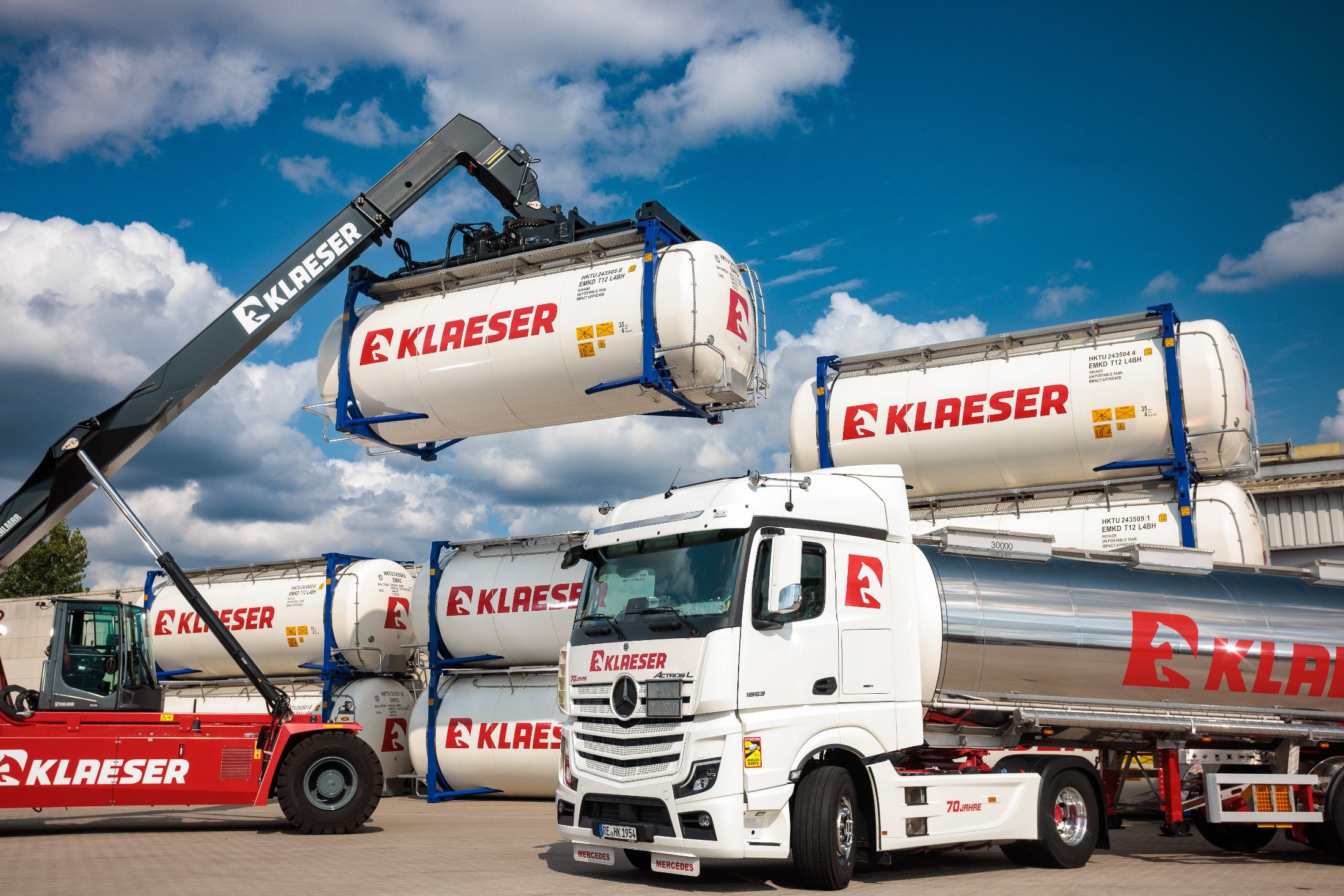 Klaeser Tankcontainer, Sattelzug und Reachstacker — die neue Marke auf allen Trägern