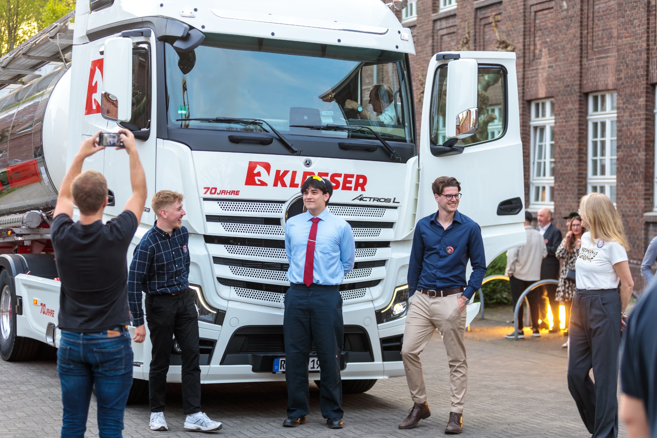Das Team vor dem neuen Klaeser-Actros bei der 70-Jahr-Feier